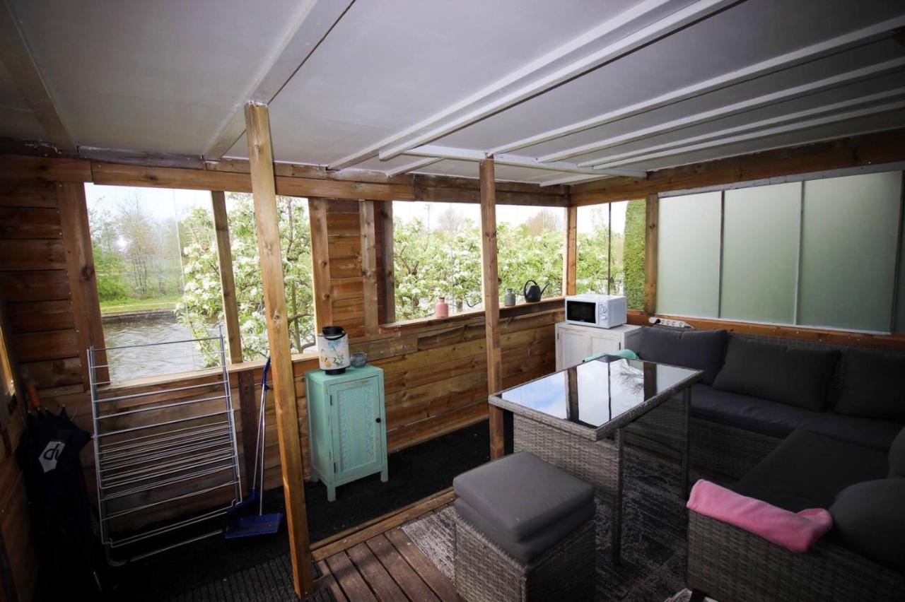 Pipowagen/Chalet De Oude Rijn Bed & Breakfast Harmelen Exterior photo